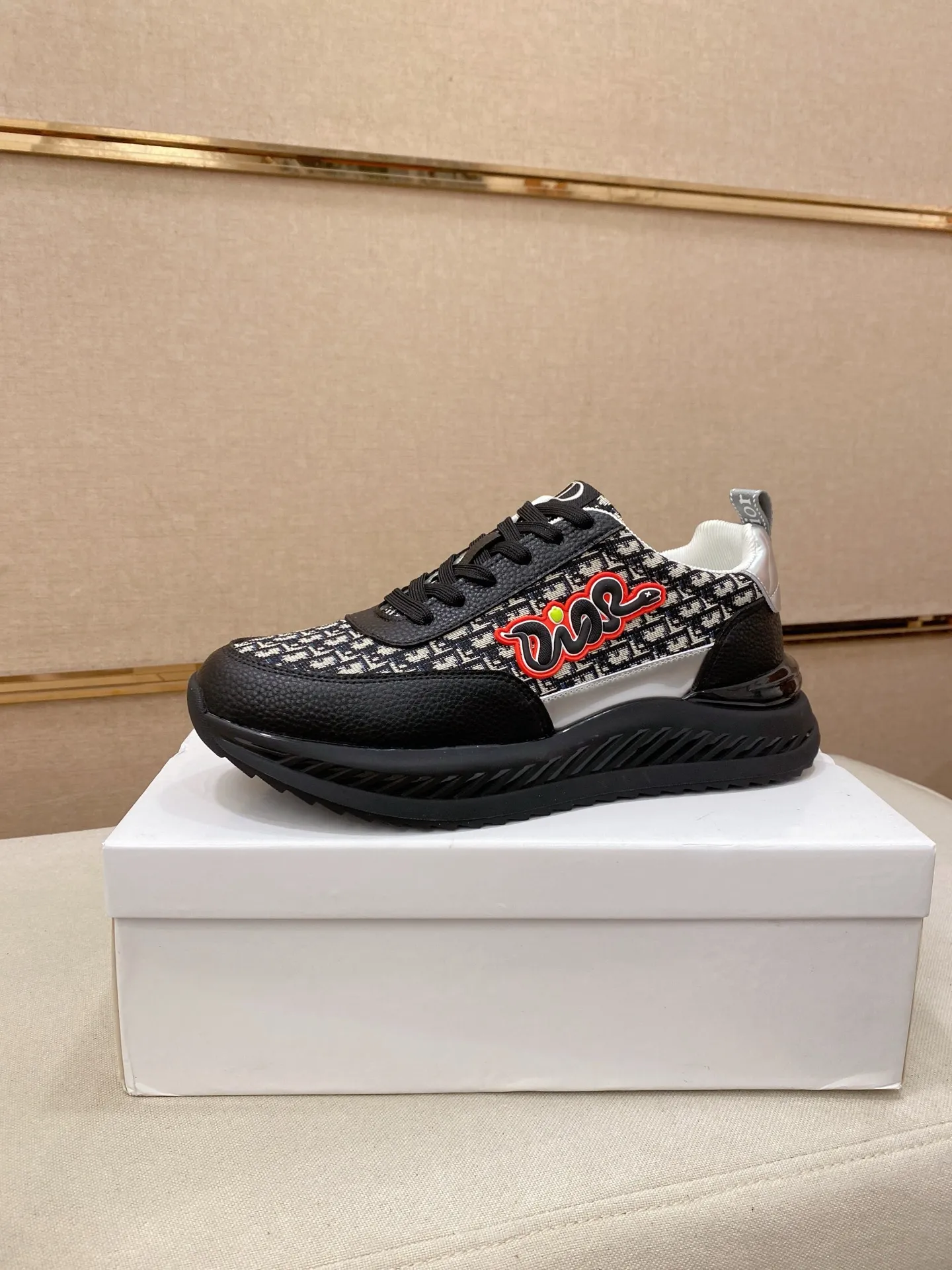 Factory price: 462💰 [Dior·Dior] New casual sports style men's shoes, new spring and summer design, perfect workmanship, lace-up style to create cabinet quality, upper: imported first-layer cowhide, sheepskin lining is soft and comfortable, ultra-light TPU wear-resistant outsole, simple, versatile fashion men's shoes, excellent color code number 38--44. Can be customized 45 non-returnable